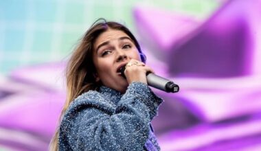 Roxy Dekker draagt nieuwe EP op aan vriendinnen