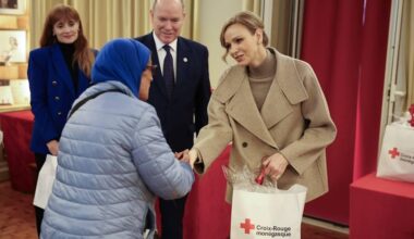 Albert en Charlène delen snacks uit aan senioren uit Monaco