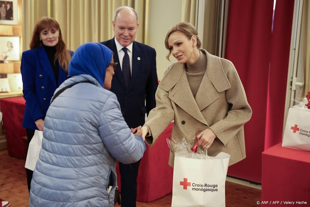 Albert en Charlène delen snacks uit aan senioren uit Monaco