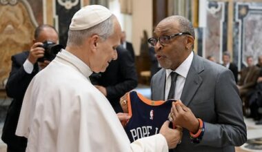 Spike Lee geeft paus Leo eigen basketbalshirt tijdens audiëntie
