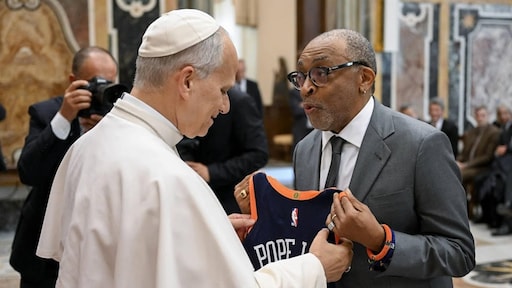 Spike Lee geeft paus Leo eigen basketbalshirt tijdens audiëntie