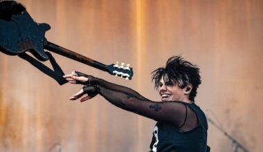 Yungblud annuleert optredens in 2025 vanwege gezondheidsproblemen