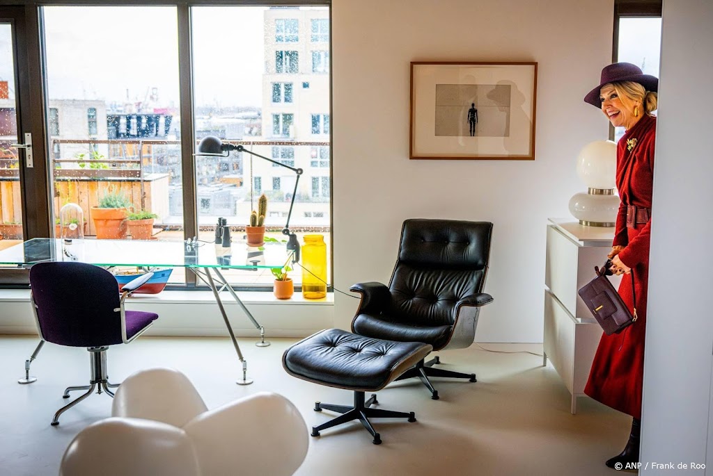 Máxima onthult tafel bij opening houten woongebouw Rotterdam