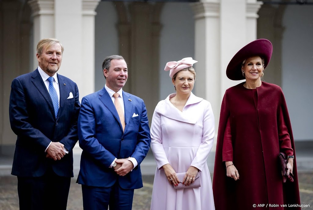 Zien: Koningspaar ontvangt Guillaume en Stéphanie van Luxemburg