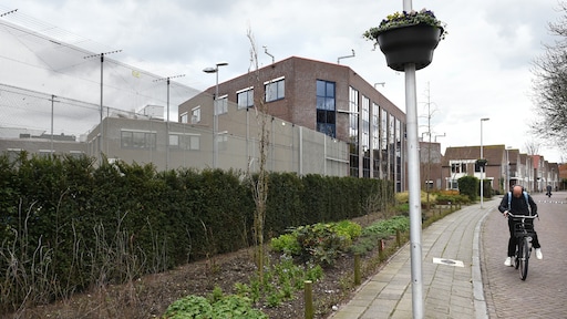 Begeleider laat zich weekenden lang insluiten op kamer moordenaar in tbs-kliniek