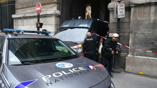 Eén verdachte van roof in Louvre vrijgelaten, vrouw (38) aangeklaagd voor medeplichtigheid