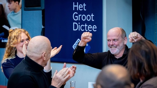 Schrijver Frank van Pamelen winnaar prominenten bij Groot Dictee