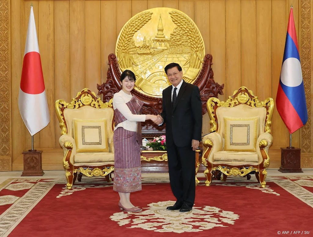 Prinses Aiko geniet van muziek en zijden stoffen in Laos