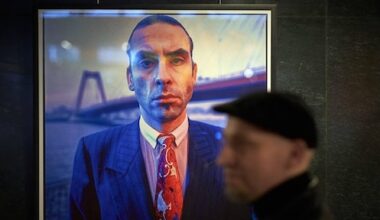 Kunstenaar maakt muurschildering Jules Deelder in Rotterdam