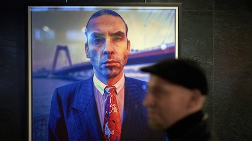 Kunstenaar maakt muurschildering Jules Deelder in Rotterdam