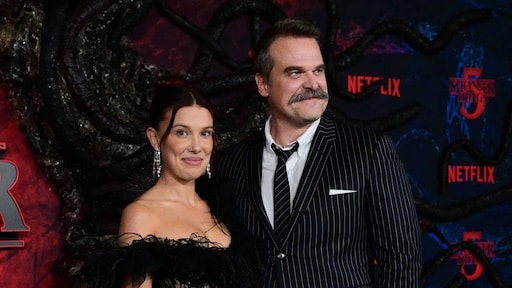 Millie Bobby Brown voelde zich veilig bij David Harbour op set
