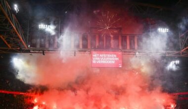 Duel Ajax - FC Groningen definitief gestaakt na vuurwerk - RTL.nl