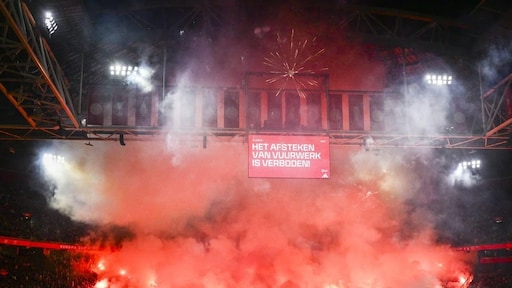 Duel Ajax - FC Groningen definitief gestaakt na vuurwerk - RTL.nl