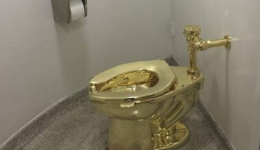 Wereldberoemde gouden toilet van Maurizio Cattelan te koop