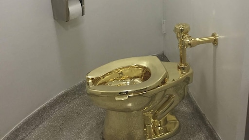 Wereldberoemde gouden toilet van Maurizio Cattelan te koop