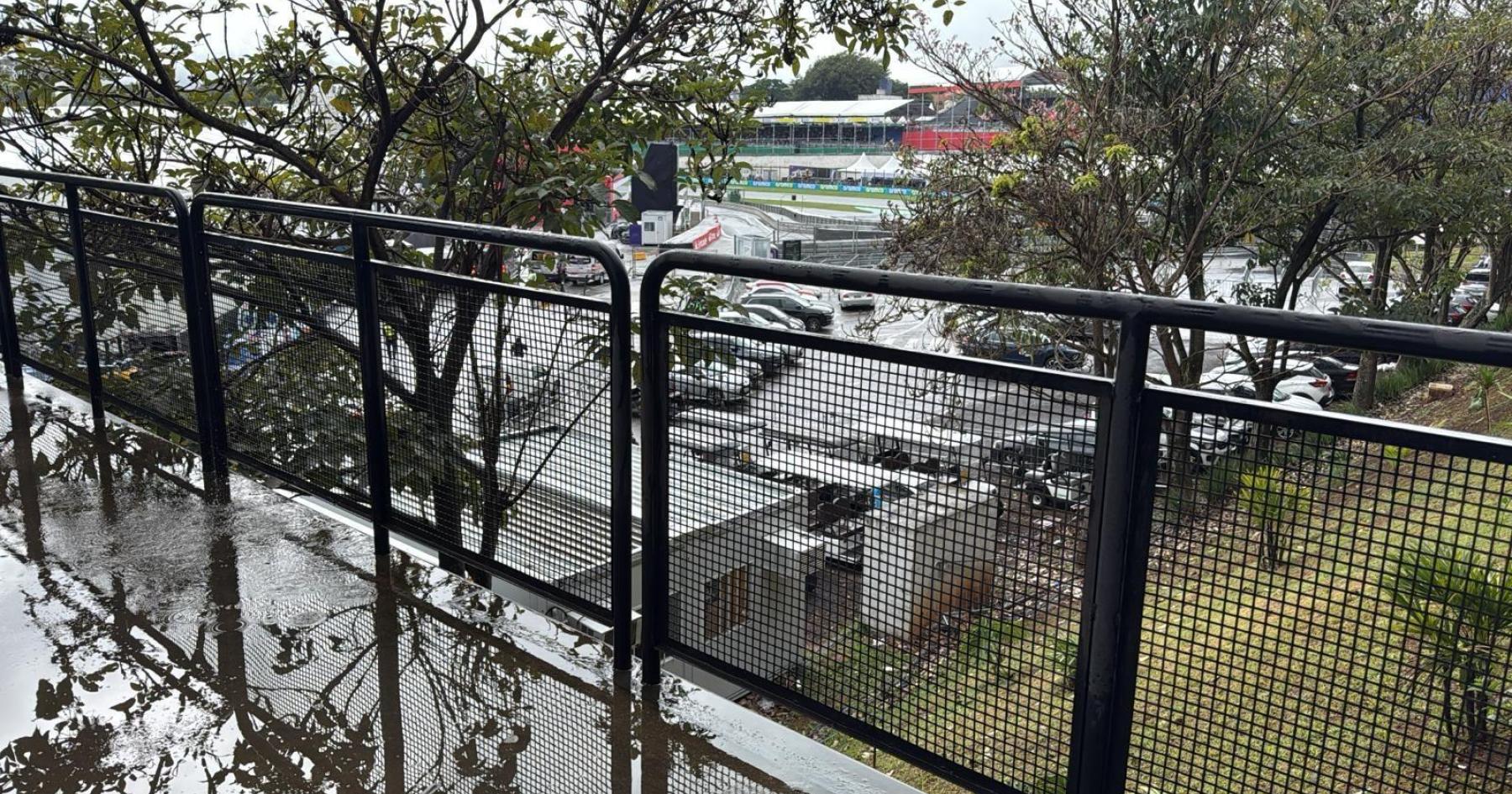 Onverwachte regen Interlagos fopt alle weersvoorspellingen, Porsches rijden natte race