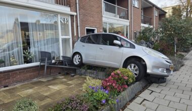 Automobilist parkeert auto tegen gevel