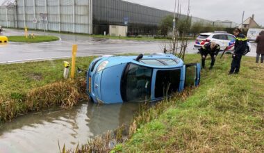 Auto in de sloot aan de Zwethlaan