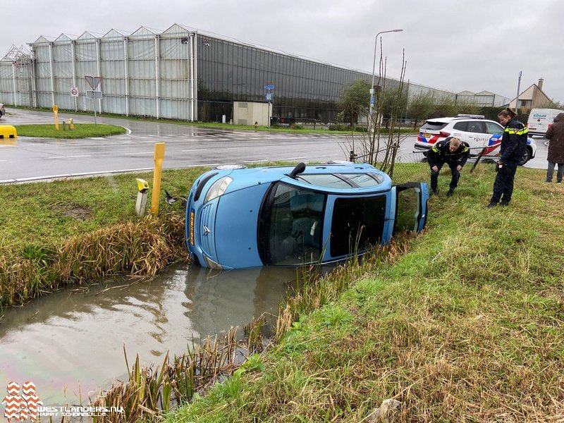 Auto in de sloot aan de Zwethlaan