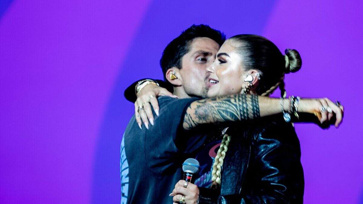 André (links) en zijn zus Roxeanne Hazes (rechts) in september 2025.