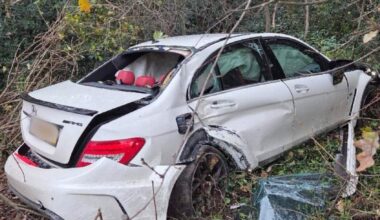 Een Mercedes-rijder is woensdag voor de 21ste keer in zeven jaar door de politie betrapt op het rijden zonder rijbewijs.