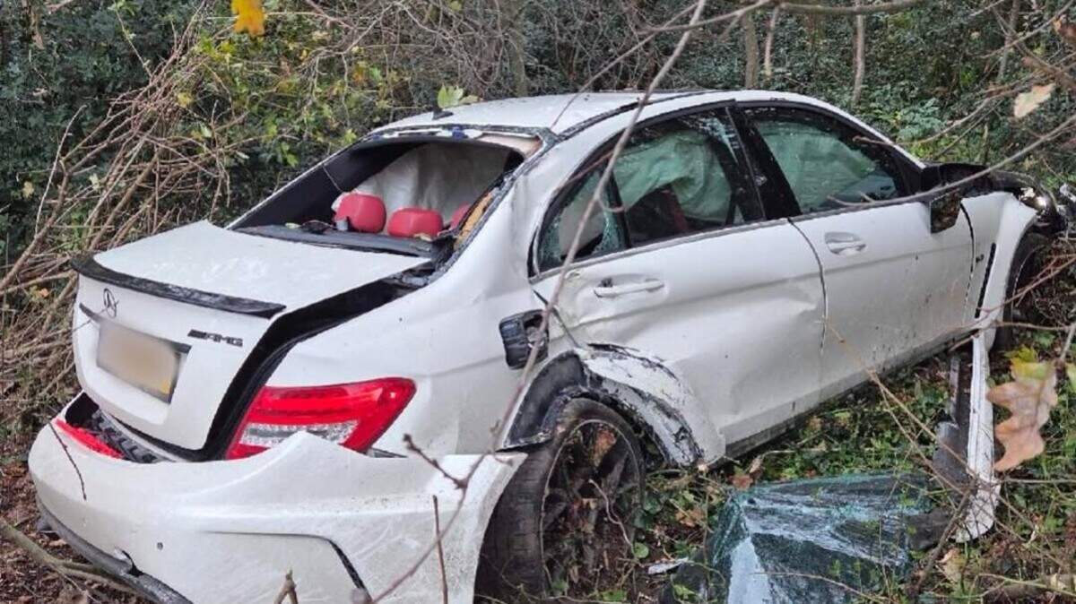 Een Mercedes-rijder is woensdag voor de 21ste keer in zeven jaar door de politie betrapt op het rijden zonder rijbewijs.