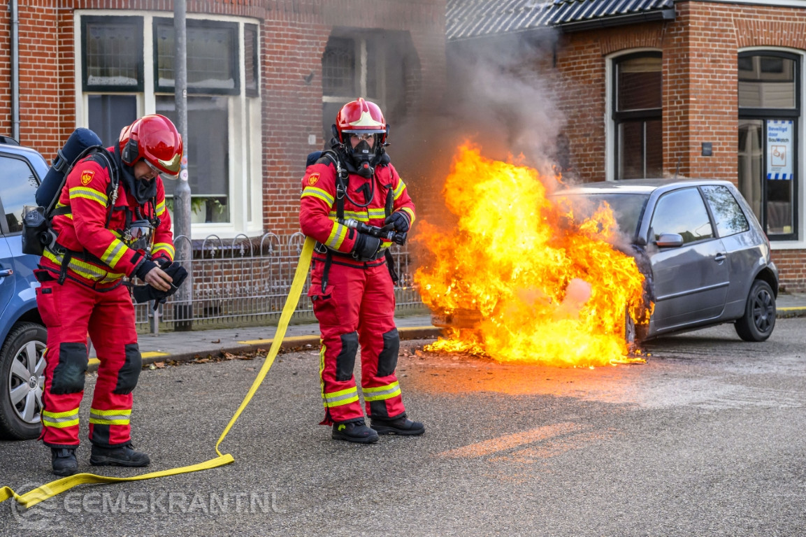 Auto vliegt in brand in Appingedam - Eemskrant.nl