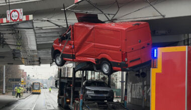 Autotransporter blijft steken onder brug in Dresden: bovenleiding tram beschadigd