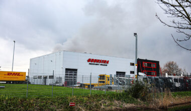 Vrachtwagen in brand in loods van Boonstra Recovery Trucks in Drachten [+foto’s]