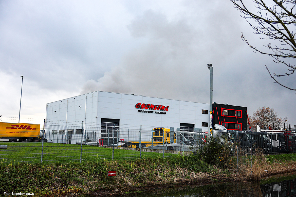 Vrachtwagen in brand in loods van Boonstra Recovery Trucks in Drachten [+foto’s]
