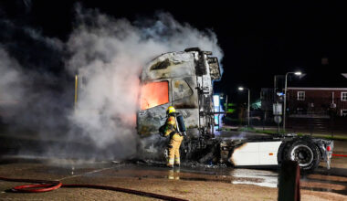 Opnieuw brand bij transportbedrijf in Heusden: vrachtwagentrekker volledig uitgebrand