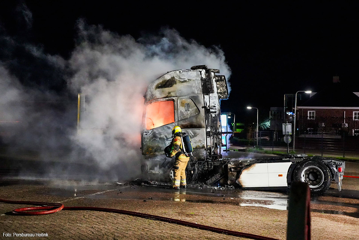 Opnieuw brand bij transportbedrijf in Heusden: vrachtwagentrekker volledig uitgebrand