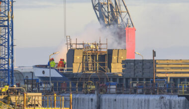 Grote brand aan boord van schip op werf in Farmsum - Eemskrant.nl