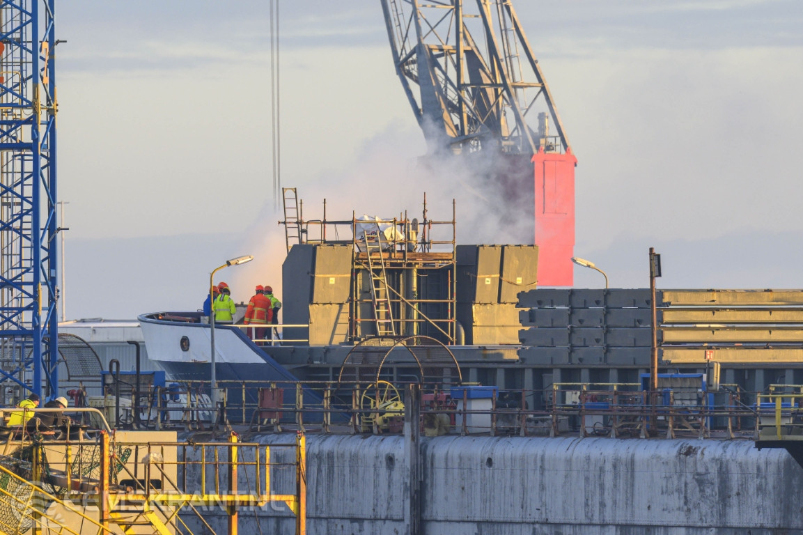 Grote brand aan boord van schip op werf in Farmsum - Eemskrant.nl