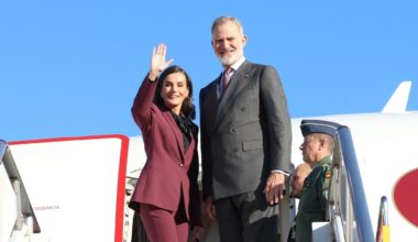 Trendkleur voor Letizia bij ontmoeting Spaanse gemeenschap