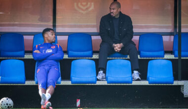 Denzel Dumfries op de bank met Nigel de Jong.