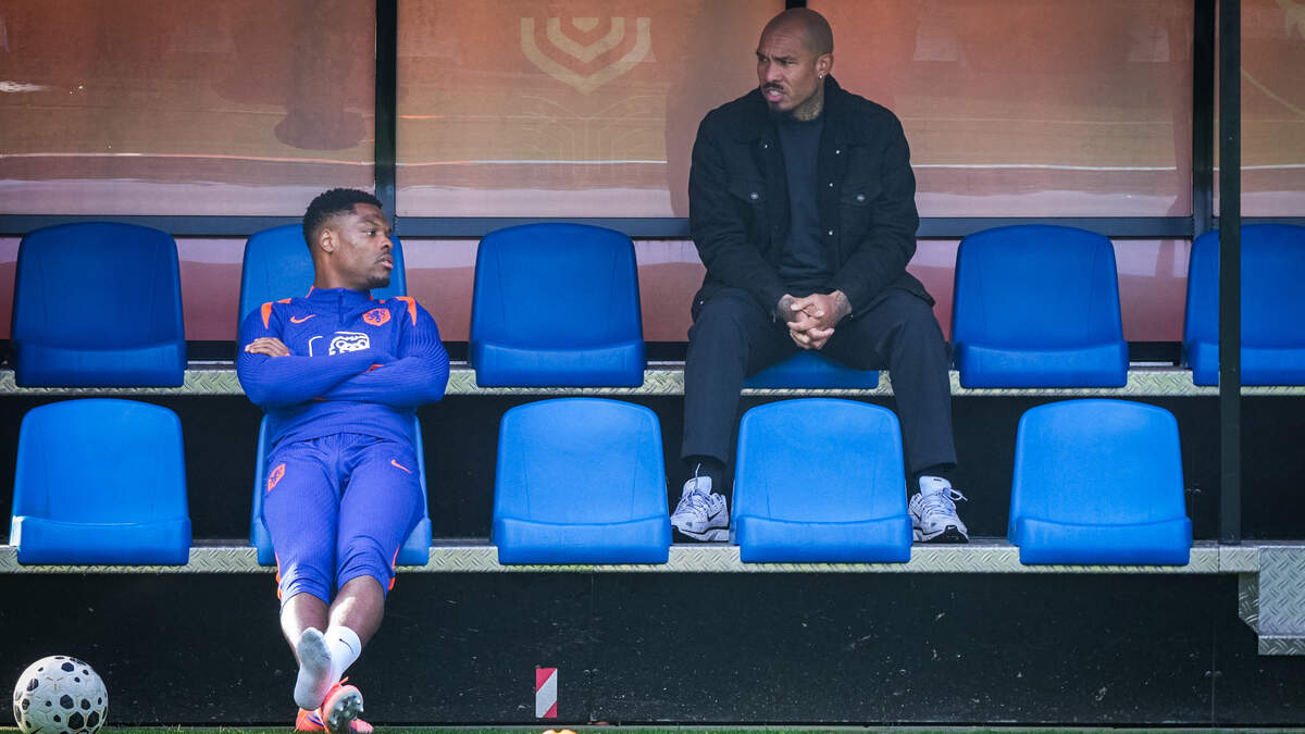 Denzel Dumfries op de bank met Nigel de Jong.