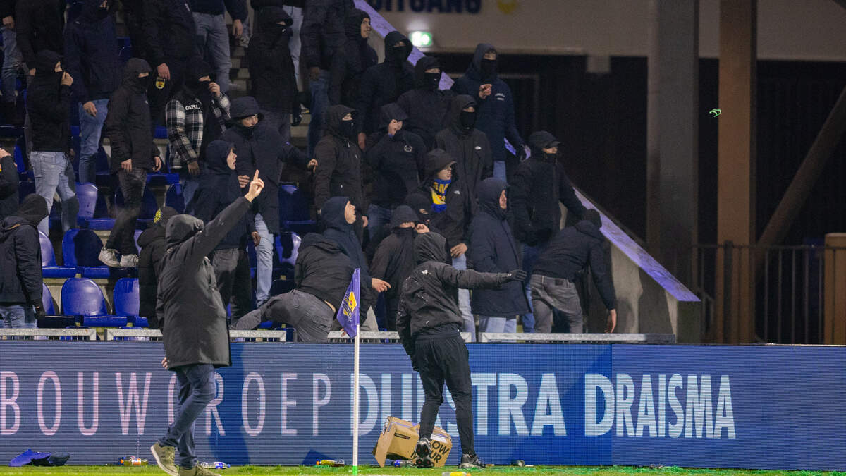 De wedstrijd tussen Cambuur en ADO heeft in de slotfase bijna een uur had stilgelegen na wangedrag van supporters die onder meer het veld betraden.