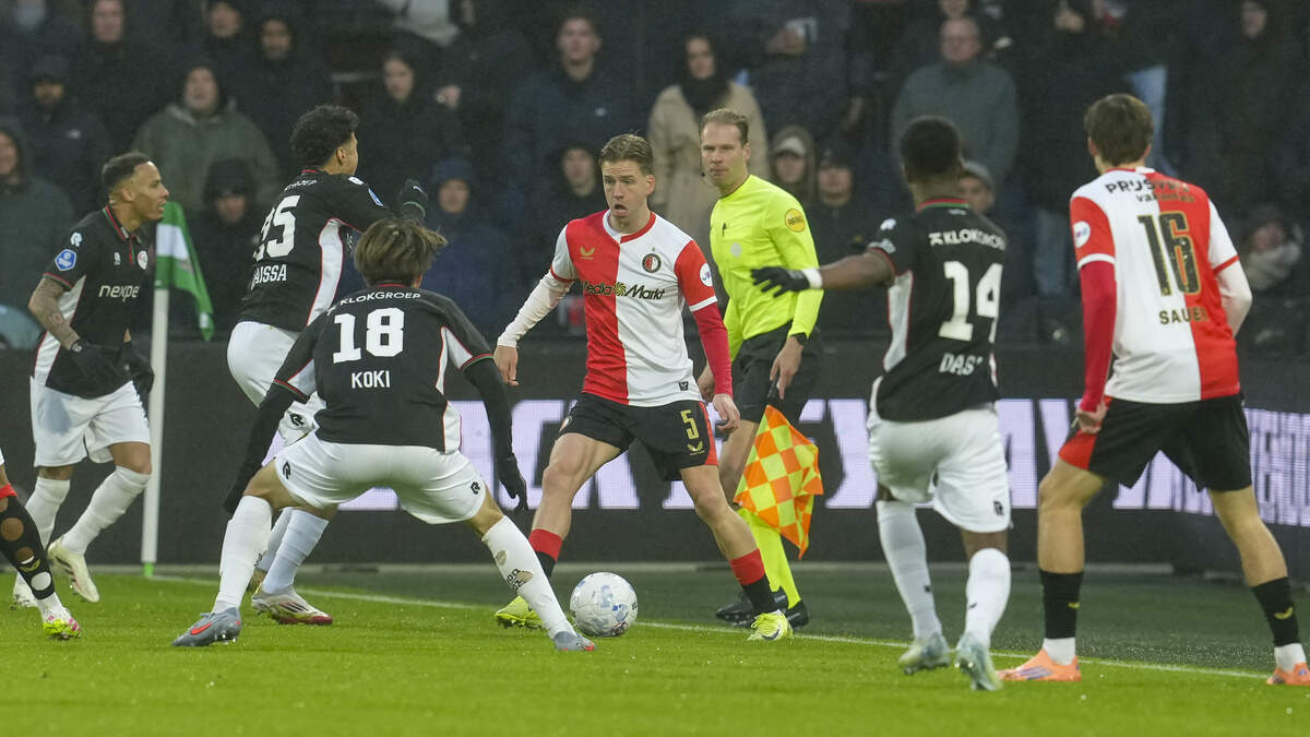 Feyenoorder Gijs Smal aan de bal.
