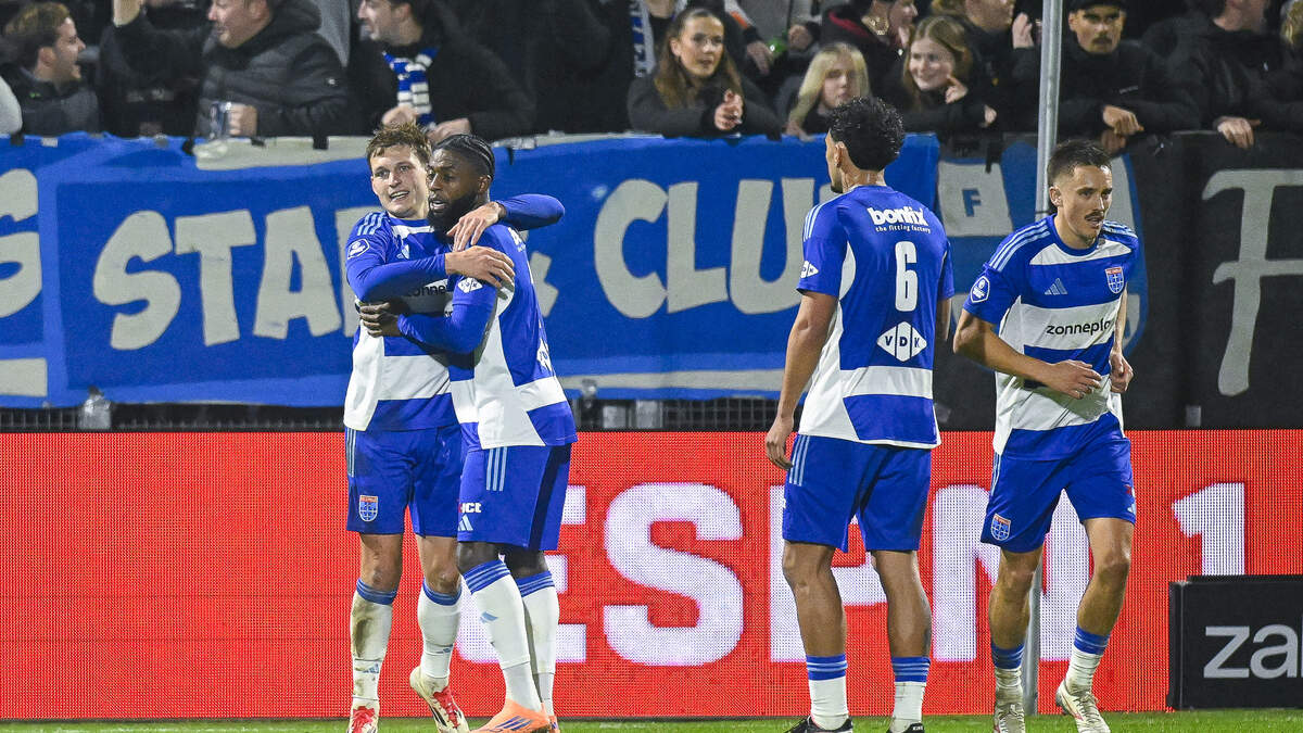 Vreugde bij PEC Zwolle na de openingstreffer van Thijs Oosting.