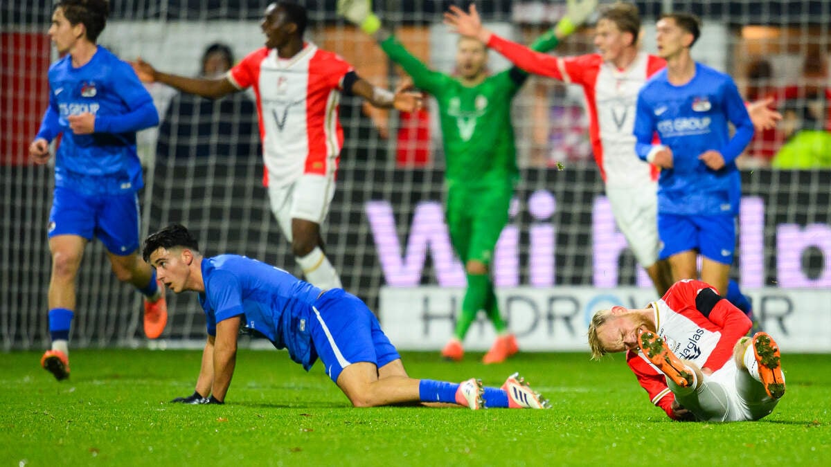 Eliav Adjedj (links) heeft Romano Postema naar de grond getrapt.