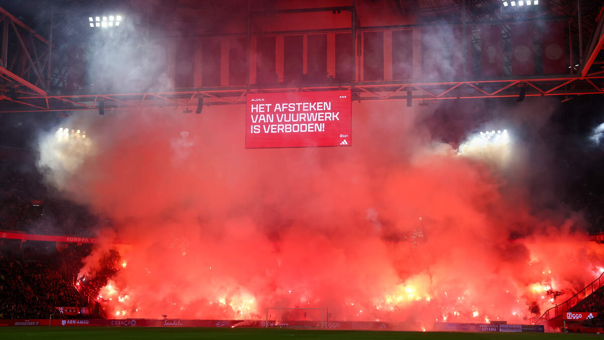Vuurwerk bij Ajax-FC Groningen.