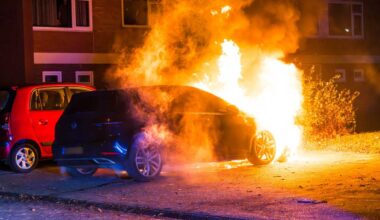 auto verwoest door brandstichting in Assen