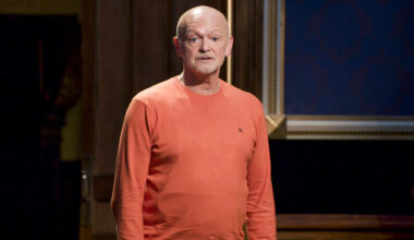 Toni Coppers moet vertrekken in ‘De verraders’: “Ik ging elke nacht met barstende hoofdpijn slapen” - HBVL