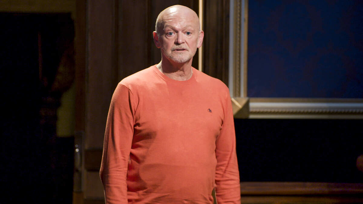 Toni Coppers moet vertrekken in ‘De verraders’: “Ik ging elke nacht met barstende hoofdpijn slapen” - HBVL