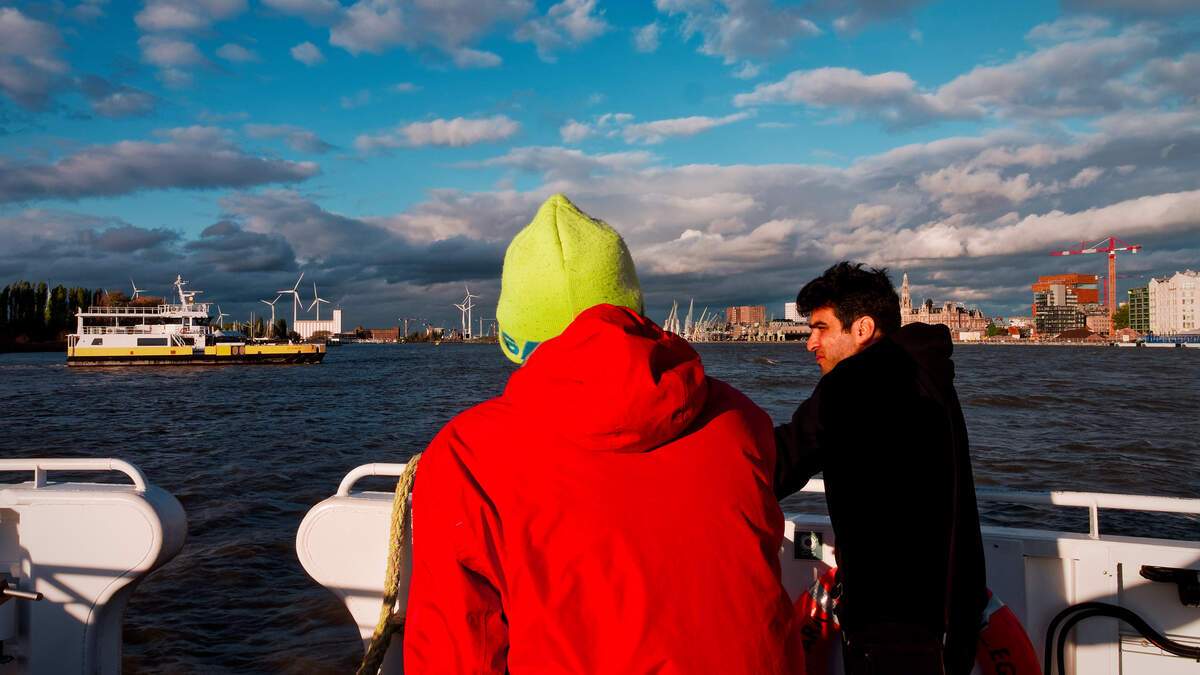 STRAATFOTOGRAAF. “Als je wil zien, voelen en ruiken wat Antwerpen rijk heeft gemaakt, kan je maar één ding doen: het Sint-Annaveer pakken”