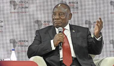 De Zuid-Afrikaanse president Cyril Ramaphosa zegt dat een groep van 153 Palestijnen „op mysterieuze wijze” in Zuid-Afrika is aangekomen.