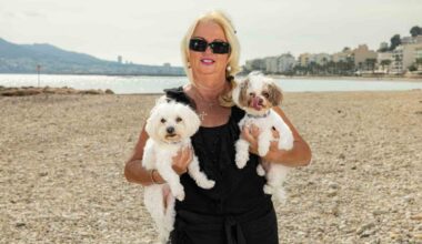 Angela de Jong rekent af met mama Mo: 'narcistisch takkewijf'