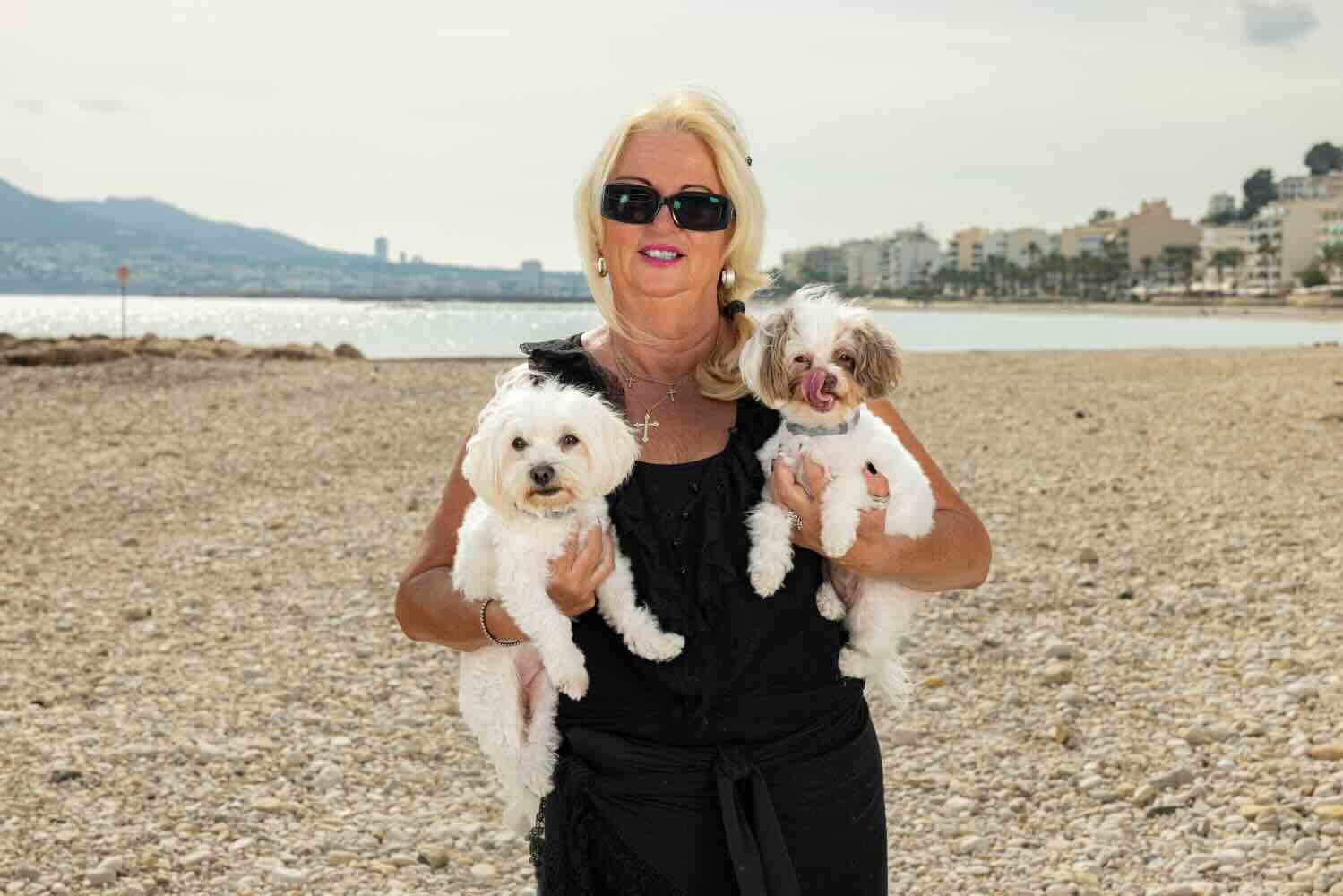 Angela de Jong rekent af met mama Mo: 'narcistisch takkewijf'