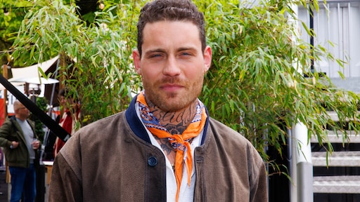 Douwe Bob raakt snor kwijt tijdens scheerbeurt: 'Ik schoot uit'